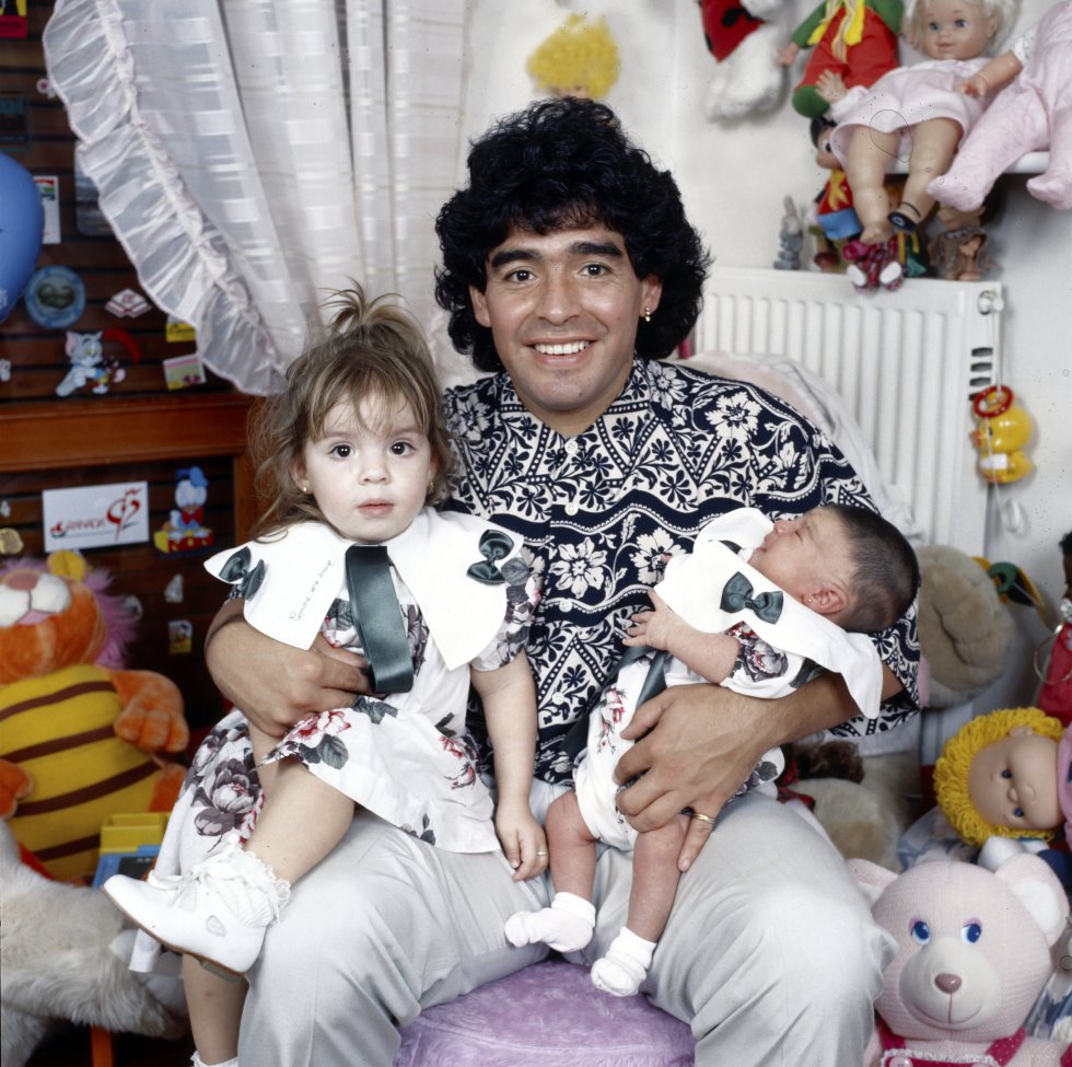 Diego Armando Maradona, con sus hijas Dalma y Giannina en brazos, en Italia en 1989.
Diego Armando Maradona, con sus hijas Dalma y Giannina en brazos, en Italia en 1989.