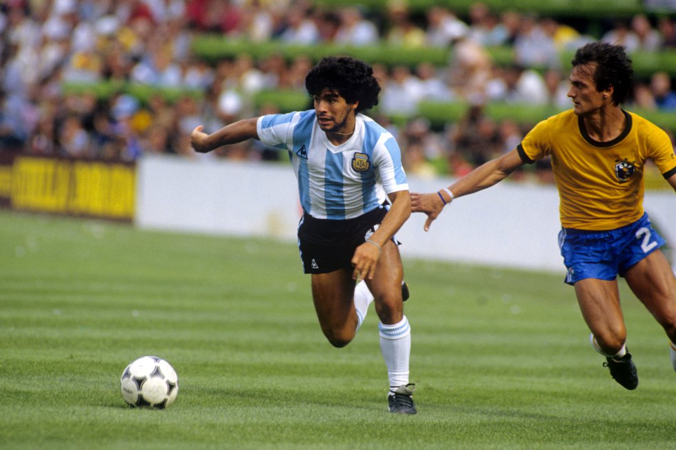 Diego Maradona se va del brasileño Leandro en un partido entre Argentina y Brasil celebrado en el estadio de Sarrià durante el Mundial de España 82.
Diego Maradona se va del brasileño Leandro en un partido entre Argentina y Brasil celebrado en el estadio de Sarrià durante el Mundial de España 82.