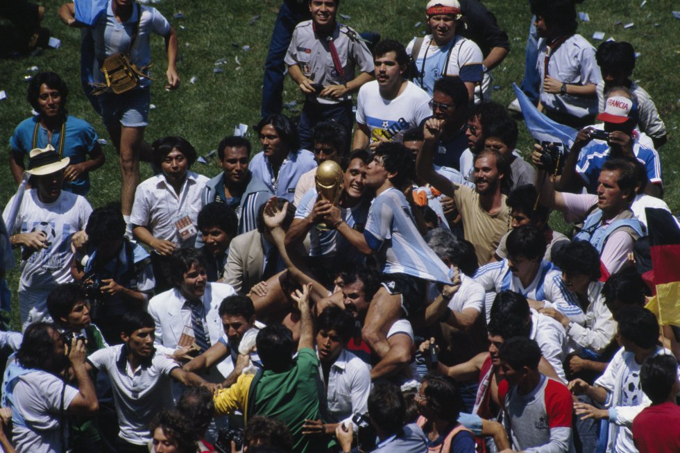 Diego Maradona, celebrando la victoria en la final del Mundial de México'86 ante Alemania. Diego Maradona, celebrando la victoria en la final del Mundial de México'86 ante Alemania.