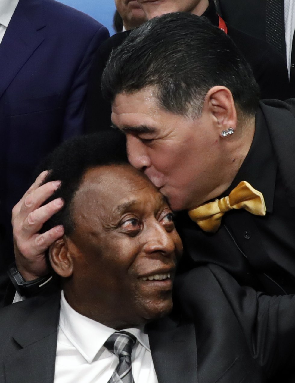 Pelé y Maradona, rivales en el título honorífico al mejor jugador de la Historia, durante el Mundial de Rusia, en 2018. Pelé y Maradona, rivales en el título honorífico al mejor jugador de la Historia, durante el Mundial de Rusia, en 2018.