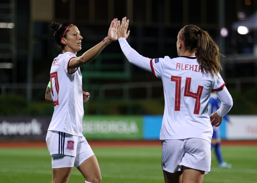 Jennifer Hermoso y Alexia Putellas durante el partido entre España y Moldavia. 