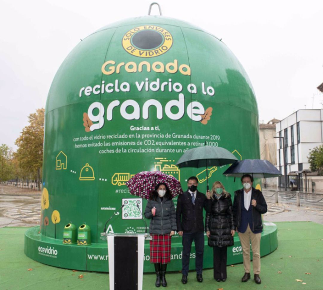 El alcalde de Granada, Luis Salvador (en el centro), y otras autoridades visitan el contenedor de vidrio más grandes del mundo instalado en la ciudad dentro de una campaña de promoción del reciclaje