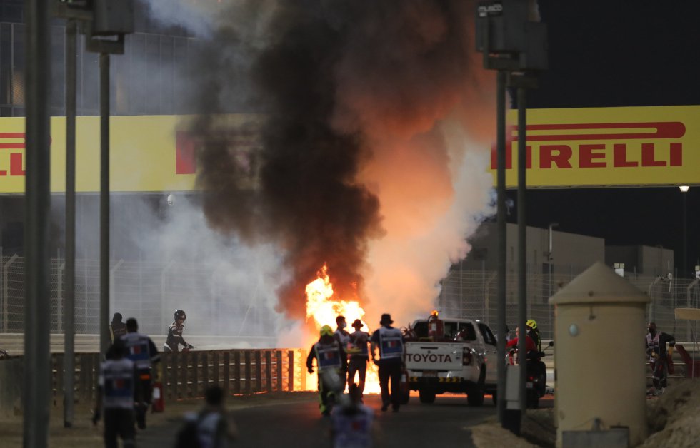 Intentan apagar el incendio provocado por el accidente de Grosjean Intentan apagar el incendio provocado por el accidente de Grosjean