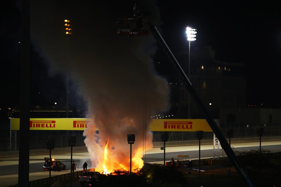 Intentan apagar el incendio provocado por el accidente de Grosjean, en este momento Grosjean sigue dentro del coche Intentan apagar el incendio provocado por el accidente de Grosjean, en este momento Grosjean sigue dentro del coche
