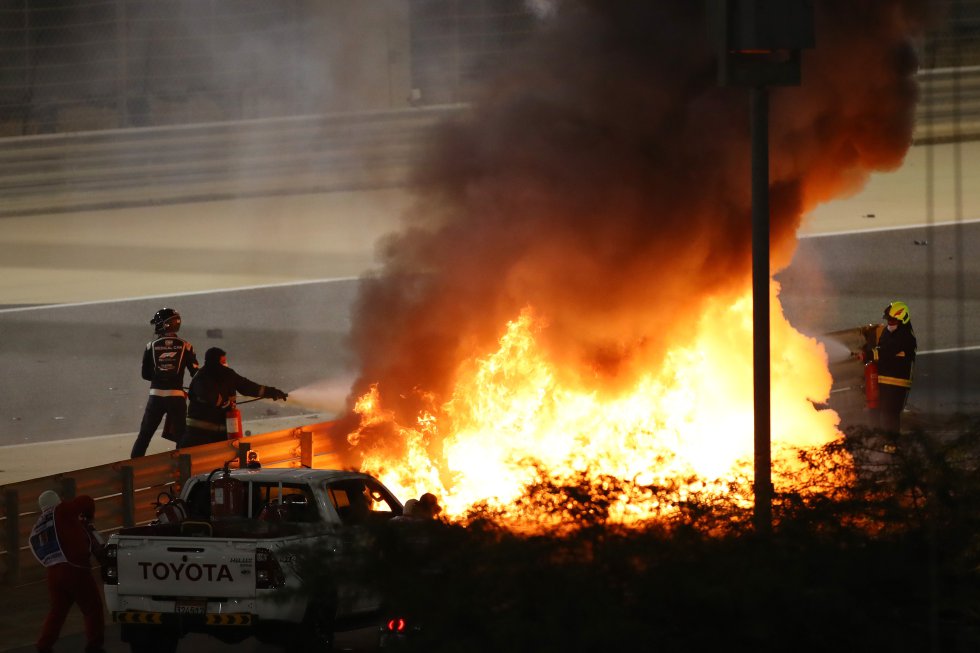 Intentan apagar el incendio provocado por el accidente de Grosjean, en este momento Grosjean sigue dentro del coche Intentan apagar el incendio provocado por el accidente de Grosjean, en este momento Grosjean sigue dentro del coche