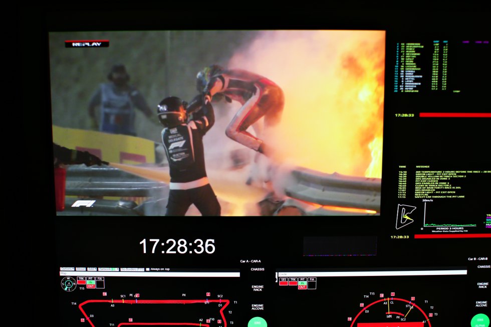 Momento en el que Grosjean salta del coche en llamas Momento en el que Grosjean salta del coche en llamas