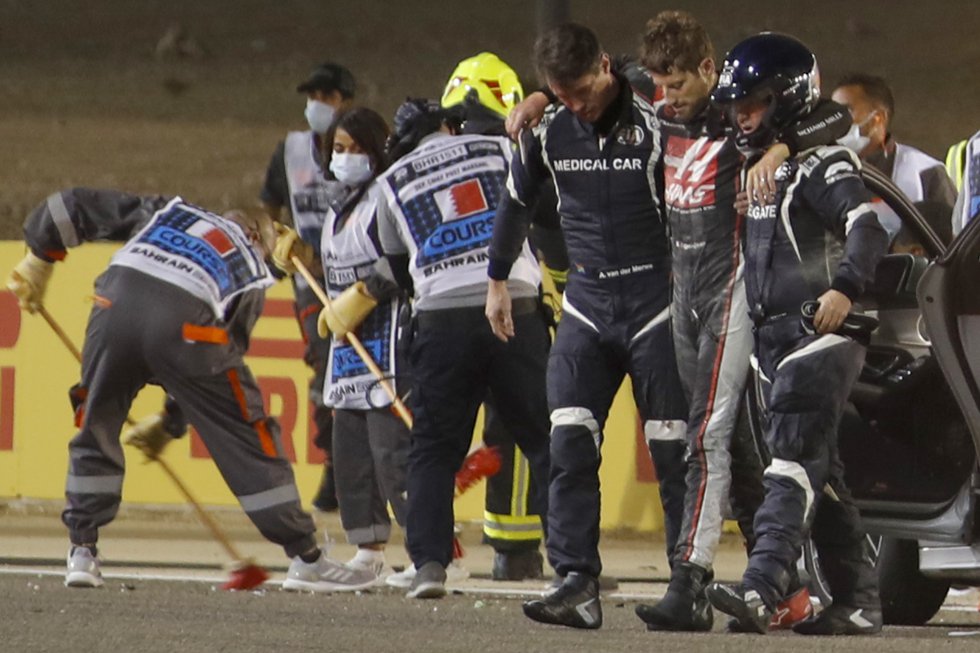 Grosjean se dirige a la ambulancia por su propio pie tras el grave accidente Grosjean se dirige a la ambulancia por su propio pie tras el grave accidente