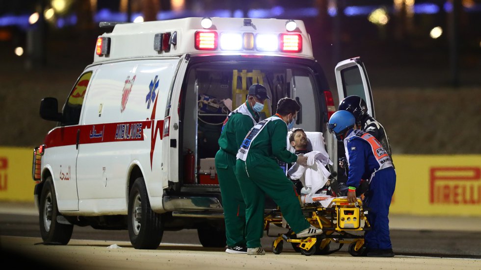 Grosjean en la ambulancia, con solo quemaduras en las muñecas, tras el grave accidente Grosjean en la ambulancia, con solo quemaduras en las muñecas, tras el grave accidente