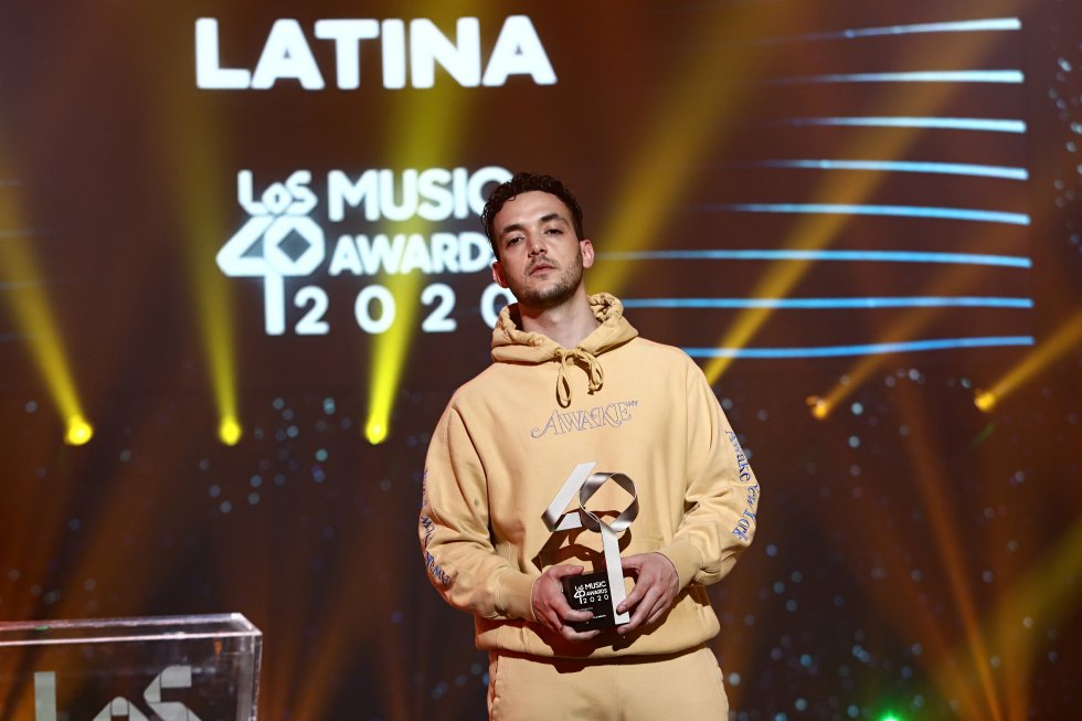 C. Tangana con el premio a Artista Urbano del año. C. Tangana con el premio a Artista Urbano del año.
