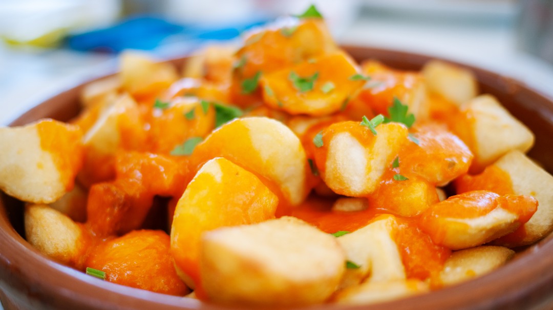 El truco de las patatas bravas de Chicote que miles de personas ya han hecho en su casa: "Esto es oro"