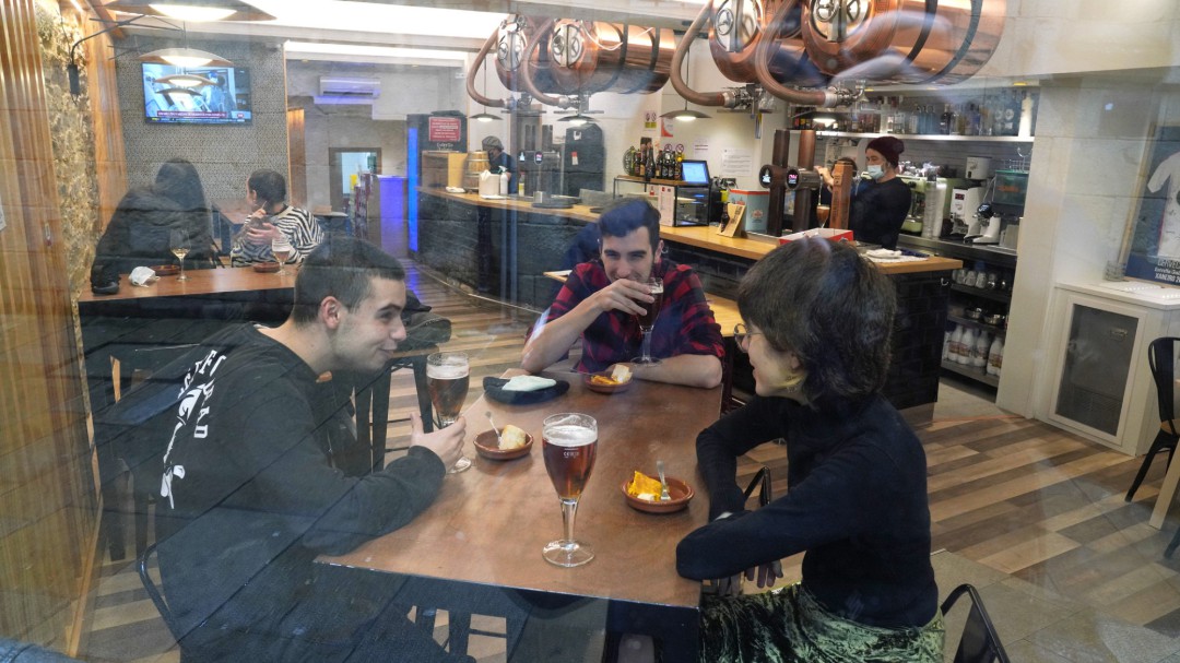 Seis de cada 10 españoles creen que la COVID es "la excusa perfecta para escaquearse de la cena de empresa"