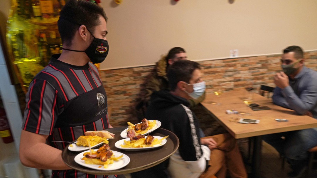 El truco para no contagiarse en un restaurante aunque alguien tenga el virus (y casi nadie lo hace)