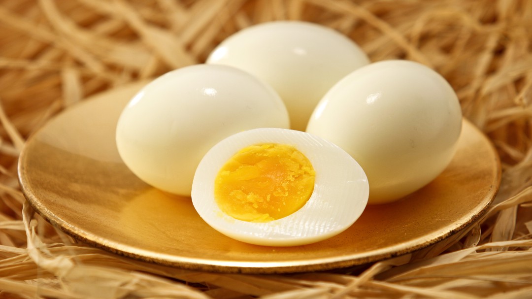 Nada de soplar: pelar un huevo cocido de manera perfecta tiene un truco todavía más sencillo