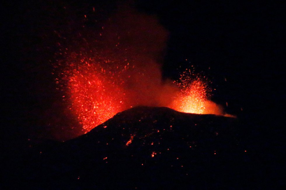 Espectacular erupción del volcán Etna Espectacular erupción del volcán Etna