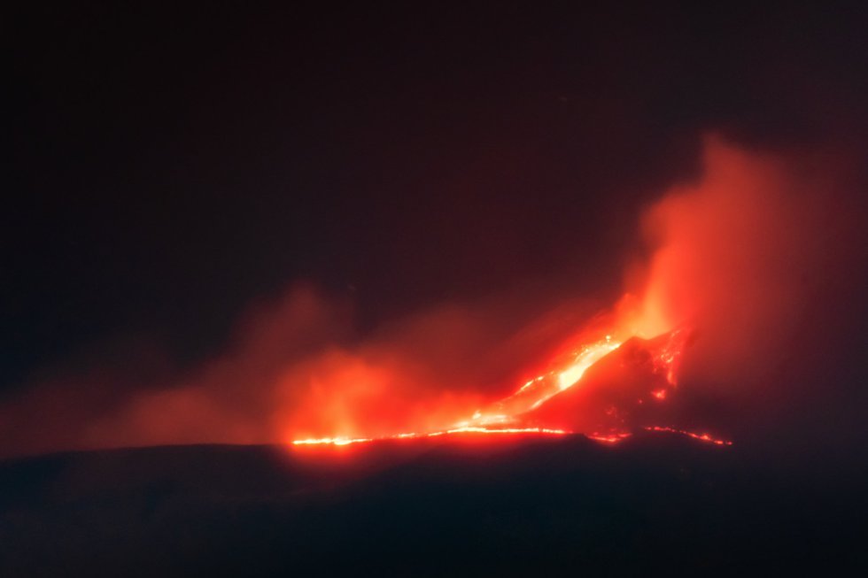 Espectacular erupción del volcán Etna Espectacular erupción del volcán Etna