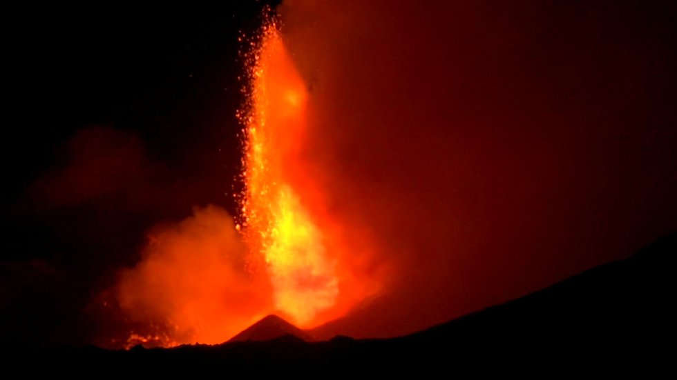 Espectacular erupción del volcán Etna Espectacular erupción del volcán Etna