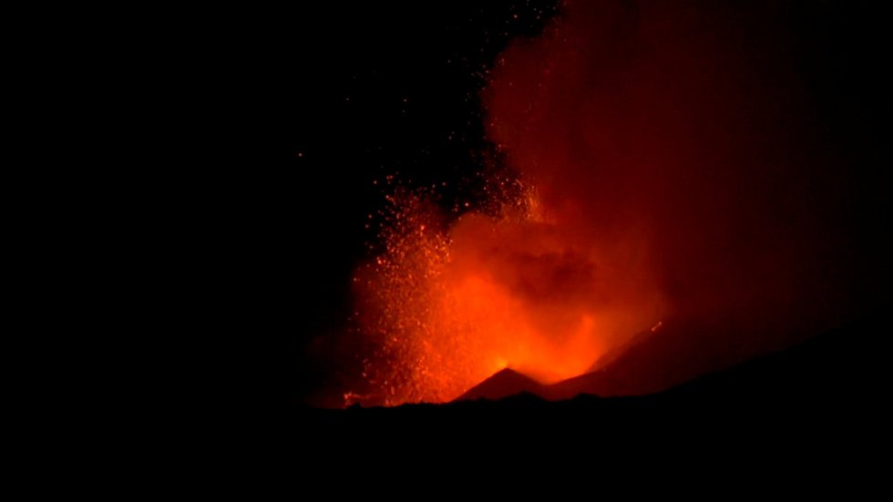 Espectacular erupción del volcán Etna Espectacular erupción del volcán Etna