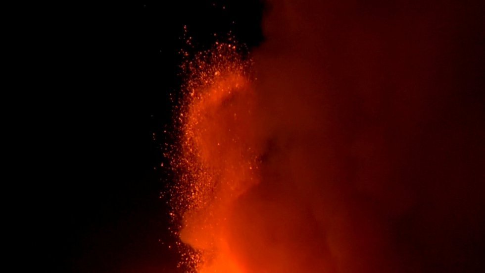 Espectacular erupción del volcán Etna Espectacular erupción del volcán Etna