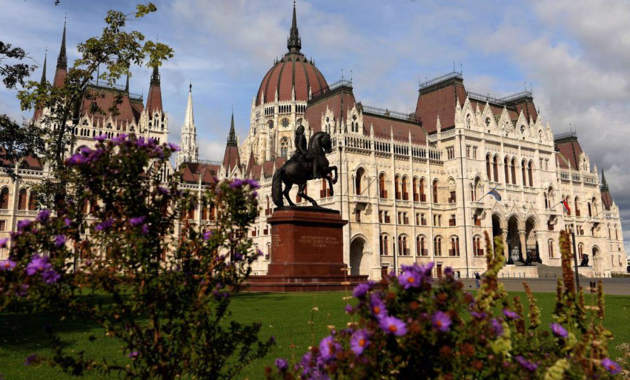 Hungría veta la adopción a parejas homosexuales y limita el concepto de matrimonio a un hombre y