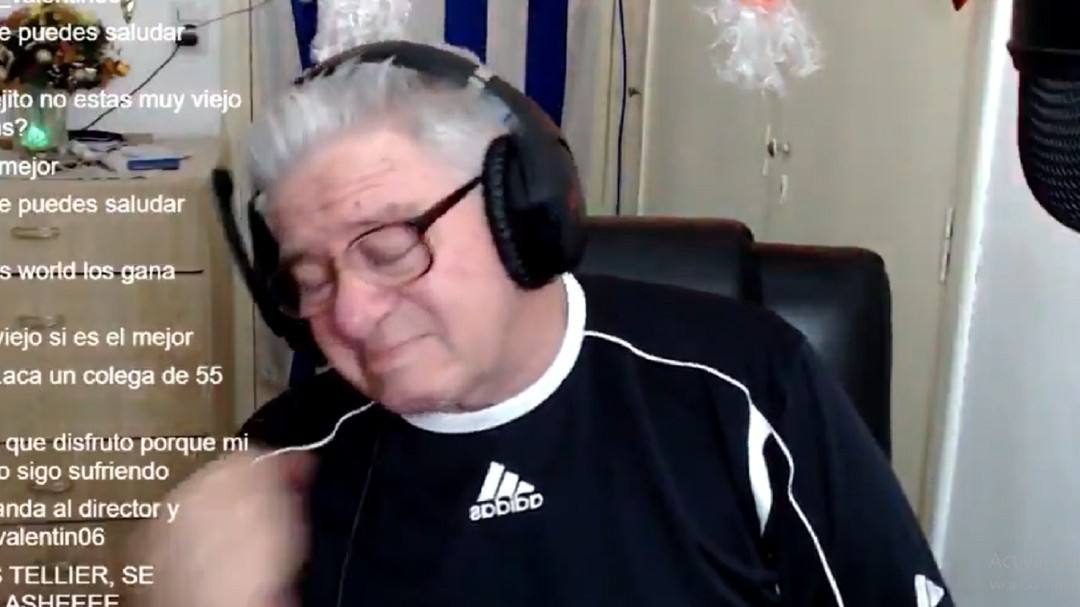 El 'Abuelo Streamer' se derrumba en directo al leer el mensaje de un seguidor: "No seas malo, por favor"
