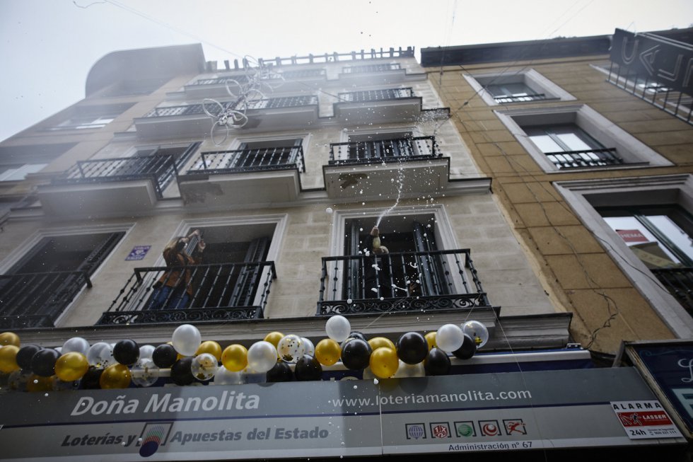 La popular administración de 'Doña Manolita', en el número 22 de la calle Carmen del centro de la capital ha vuelto a vender un año más el 'Gordo' del Sorteo de la Lotería de Navidad con el número `72.897´, lo que ha sido celebrado por sus empleados con una lluvia de confeti dorado desde los balcones cumpliendo las medidas de seguridad por el Covid-19. Además, la administración ha vendido el Tercer premio `52.472´ y el cuarto premio `75.481´, en Madrid (España), a 22 de diciembre de 2020.
La popular administración de 'Doña Manolita', en el número 22 de la calle Carmen del centro de la capital ha vuelto a vender un año más el 'Gordo' del Sorteo de la Lotería de Navidad con el número `72.897´, lo que ha sido celebrado por sus empleados con una lluvia de confeti dorado desde los balcones cumpliendo las medidas de seguridad por el Covid-19. Además, la administración ha vendido el Tercer premio `52.472´ y el cuarto premio `75.481´, en Madrid (España), a 22 de diciembre de 2020.