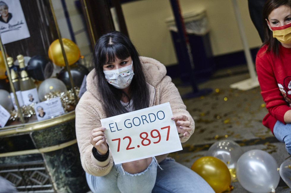 Una de las loteras posa con el `Gordo´ en la popular administración de 'Doña Manolita', en el número 22 de la calle Carmen del centro de la capital que ha vuelto a vender un año más el 'Gordo' del Sorteo de la Lotería de Navidad con el número `72.897´, lo que ha sido celebrado por sus empleados con una lluvia de confeti dorado cumpliendo las medidas de seguridad por el Covid-19. Además, la administración ha vendido el Tercer premio `52.472´ y el cuarto premio `75.481´, en Madrid (España), a 22 de diciembre de 2020.
Una de las loteras posa con el `Gordo´ en la popular administración de 'Doña Manolita', en el número 22 de la calle Carmen del centro de la capital que ha vuelto a vender un año más el 'Gordo' del Sorteo de la Lotería de Navidad con el número `72.897´, lo que ha sido celebrado por sus empleados con una lluvia de confeti dorado cumpliendo las medidas de seguridad por el Covid-19. Además, la administración ha vendido el Tercer premio `52.472´ y el cuarto premio `75.481´, en Madrid (España), a 22 de diciembre de 2020.