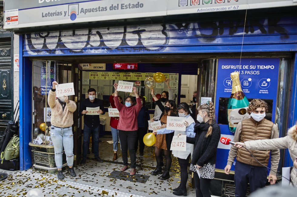 La popular administración de 'Doña Manolita', en el número 22 de la calle Carmen del centro de la capital, ha vuelto a vender un año más el 'Gordo' del Sorteo de la Lotería de Navidad con el número `72.897´, lo que ha sido celebrado por sus empleados con una lluvia de confeti dorado cumpliendo las medidas de seguridad por el Covid-19. Además, la administración ha vendido el Tercer premio `52.472´ y el cuarto premio `75.481´, en Madrid (España), a 22 de diciembre de 2020.
La popular administración de 'Doña Manolita', en el número 22 de la calle Carmen del centro de la capital, ha vuelto a vender un año más el 'Gordo' del Sorteo de la Lotería de Navidad con el número `72.897´, lo que ha sido celebrado por sus empleados con una lluvia de confeti dorado cumpliendo las medidas de seguridad por el Covid-19. Además, la administración ha vendido el Tercer premio `52.472´ y el cuarto premio `75.481´, en Madrid (España), a 22 de diciembre de 2020.