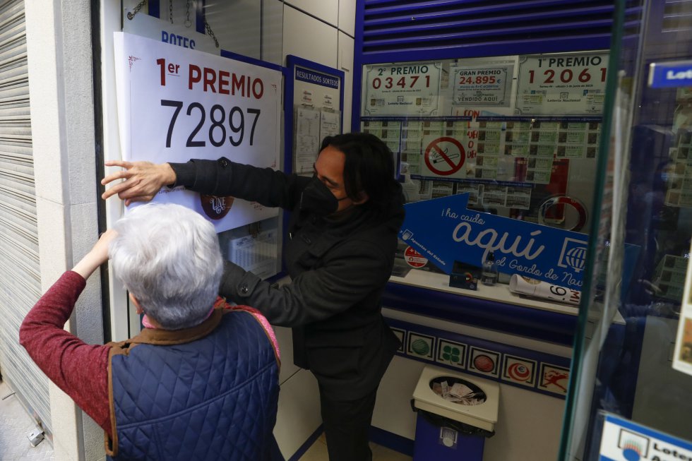 Loteros posan en la administración de lotería situada en la calle Principe 11 , en la que se ha repartido parte del número '72897´ correspondiente a 'El Gordo' de la Lotería de Navidad, en Granada (Andalucía, España), a 22 de diciembre de 2020
Loteros posan en la administración de lotería situada en la calle Principe 11 , en la que se ha repartido parte del número '72897´ correspondiente a 'El Gordo' de la Lotería de Navidad, en Granada (Andalucía, España), a 22 de diciembre de 2020