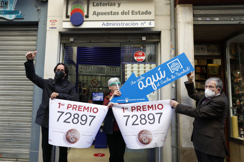 Loteros posan en la administración de lotería situada en la calle Principe 11 , en la que se ha repartido parte del número '72897´ correspondiente a 'El Gordo' de la Lotería de Navidad, en Granada (Andalucía, España), a 22 de diciembre de 2020
Loteros posan en la administración de lotería situada en la calle Principe 11 , en la que se ha repartido parte del número '72897´ correspondiente a 'El Gordo' de la Lotería de Navidad, en Granada (Andalucía, España), a 22 de diciembre de 2020