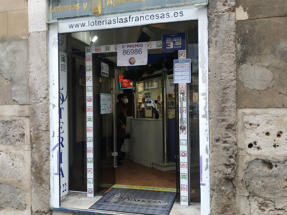 Establecimiento 'Las Francesas', en la céntrica calle Santiago de Valladolid, donde se ha vendido parte del 86.986 y del 28.674, dos quintos premios del Sorteo de Navidad 2020.
Establecimiento 'Las Francesas', en la céntrica calle Santiago de Valladolid, donde se ha vendido parte del 86.986 y del 28.674, dos quintos premios del Sorteo de Navidad 2020.