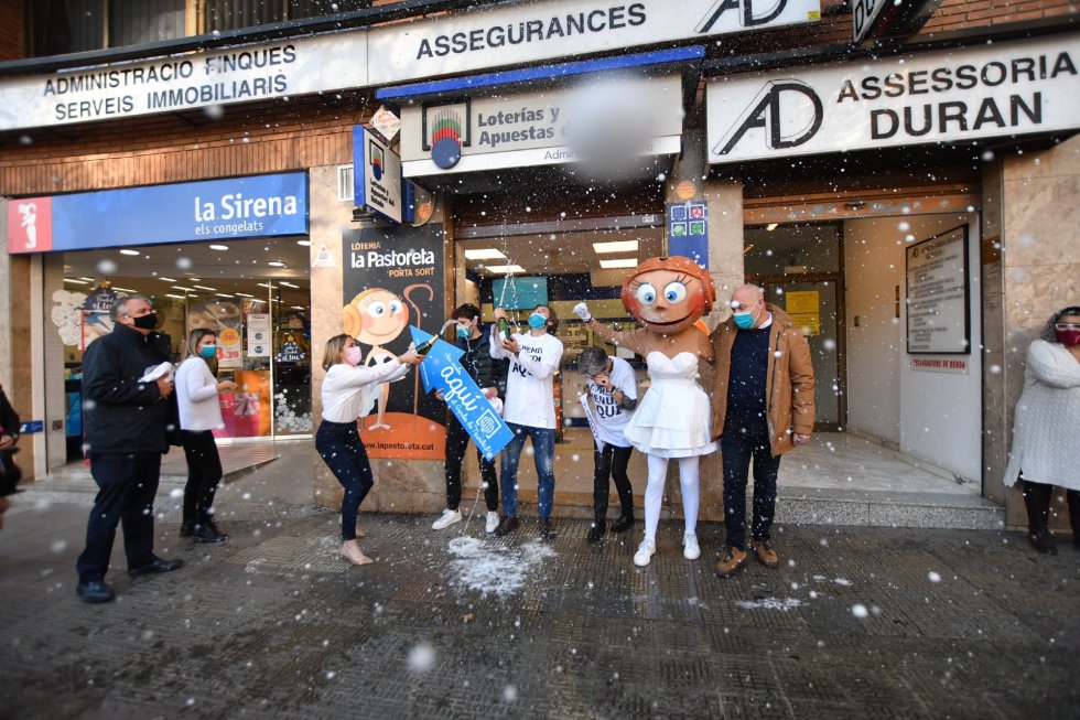 Reus (Tarragona) distribuye parte de El Gordo por segundo año consecutivo.
Reus (Tarragona) ha sacado el primer premio del sorteo de la Lotería de Navidad por segundo año consecutivo: esta vez, 60 series en la administración de La Pastoreta.
Reus (Tarragona) distribuye parte de El Gordo por segundo año consecutivo.
Reus (Tarragona) ha sacado el primer premio del sorteo de la Lotería de Navidad por segundo año consecutivo: esta vez, 60 series en la administración de La Pastoreta.