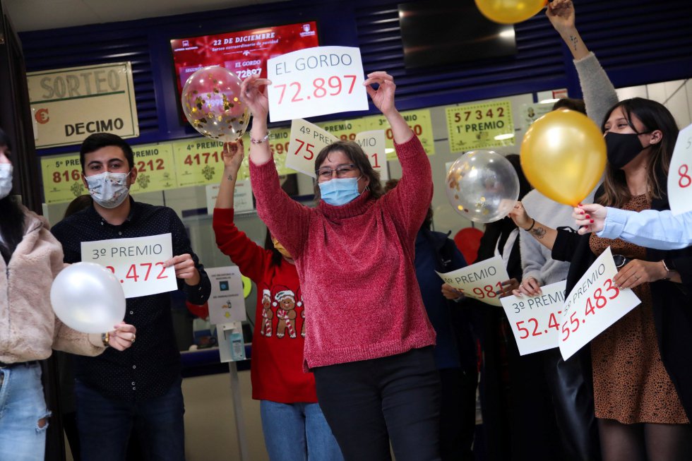 Loteros de la administración de "Doña Manolita" de Madrid festejan haber vendido décimos del premio gordo que ha recaído en el número 72.897, dotado con cuatro millones de euros por serie (400.000 euros por décimo), en el Sorteo Extraordinario de la Lotería de Navidad que se celebra este martes en el Teatro Real de Madrid. Esta administración de Lotería madrileña ha vendido también el tercer premio del número 52472 y varios quintos premios. Loteros de la administración de "Doña Manolita" de Madrid festejan haber vendido décimos del premio gordo que ha recaído en el número 72.897, dotado con cuatro millones de euros por serie (400.000 euros por décimo), en el Sorteo Extraordinario de la Lotería de Navidad que se celebra este martes en el Teatro Real de Madrid. Esta administración de Lotería madrileña ha vendido también el tercer premio del número 52472 y varios quintos premios.