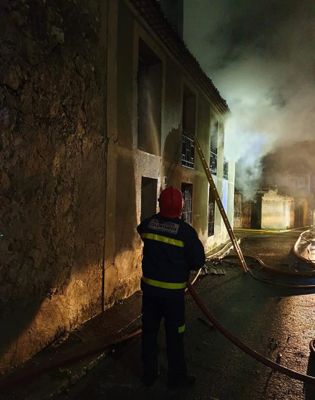 Un incendio arrasa dos viviendas en