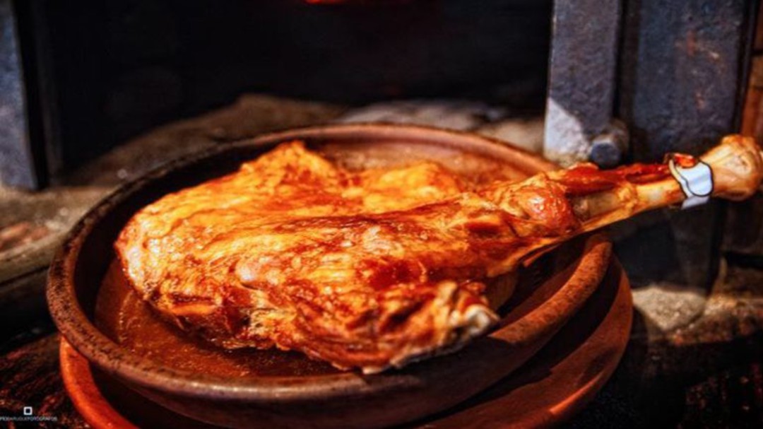 El peor error que cometes al asar cordero o cochinillo en casa: no lo hagas más