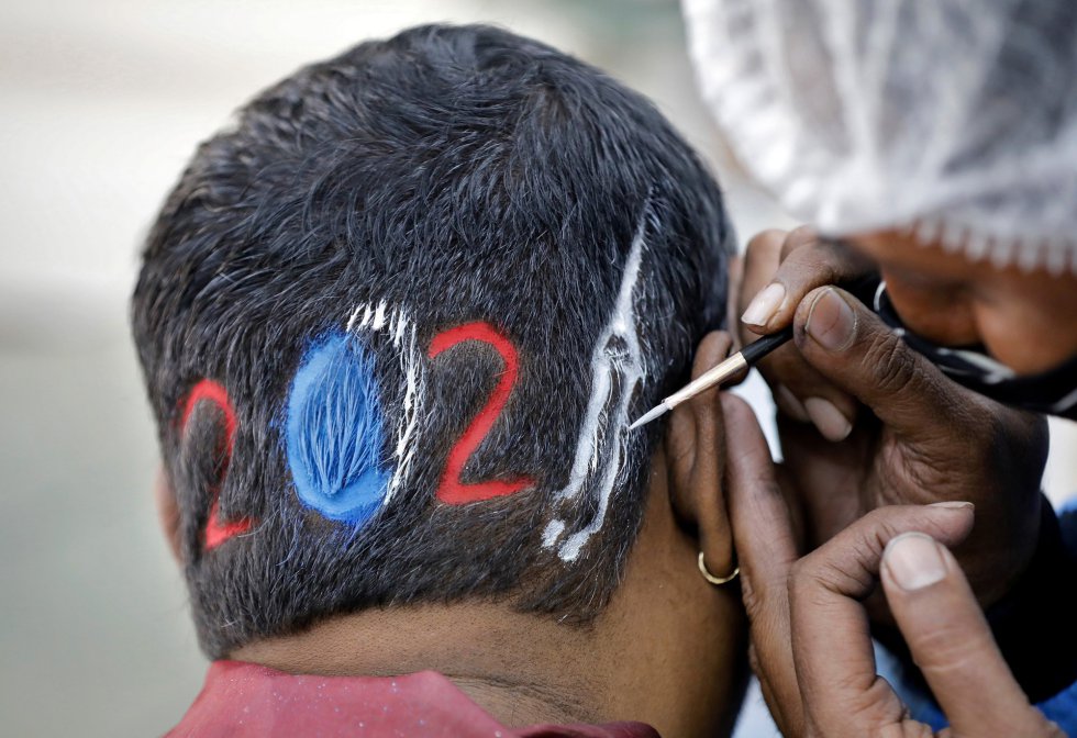 Un peluquero ultima el corte de pelo con alusiones al año nuevo en Ahmedabad (India). Un peluquero ultima el corte de pelo con alusiones al año nuevo en Ahmedabad (India).