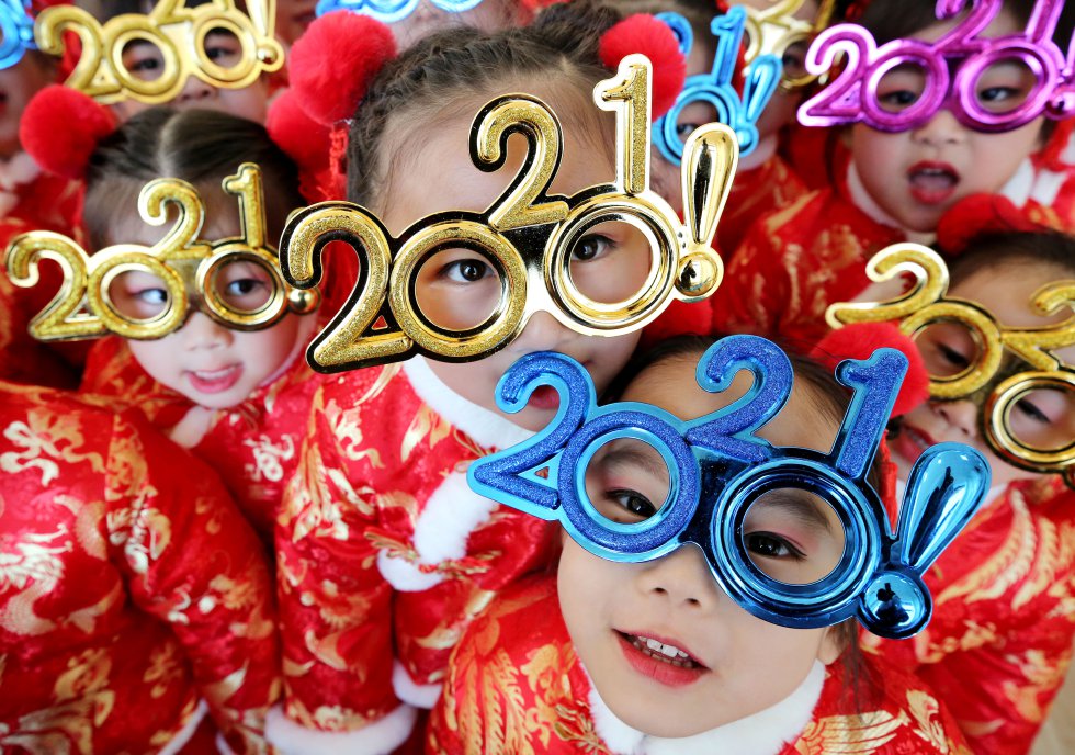 Un grupo de niños de una guardería de Zaozhuang, en la provincia china de Shandong, celebran la llegada del Año Nuevo con gafas de 2021. Un grupo de niños de una guardería de Zaozhuang, en la provincia china de Shandong, celebran la llegada del Año Nuevo con gafas de 2021.