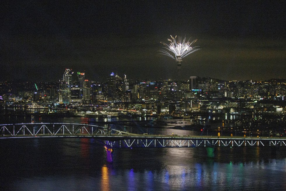 Fuegos artificiales en la SkyTower de Auckland (Nueva Zelanda), para celebrar la llegada del año 2021. Fuegos artificiales en la SkyTower de Auckland (Nueva Zelanda), para celebrar la llegada del año 2021.
