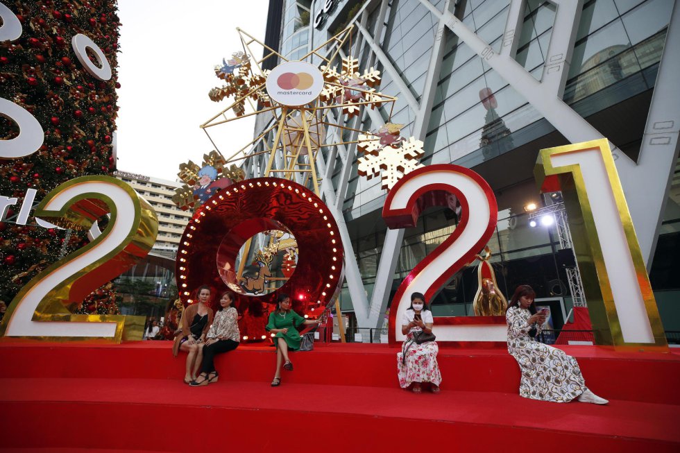 Distancia social, cerca del decorado de 2021 en un centro comercial de Bangkok (Tailandia). Distancia social, cerca del decorado de 2021 en un centro comercial de Bangkok (Tailandia).