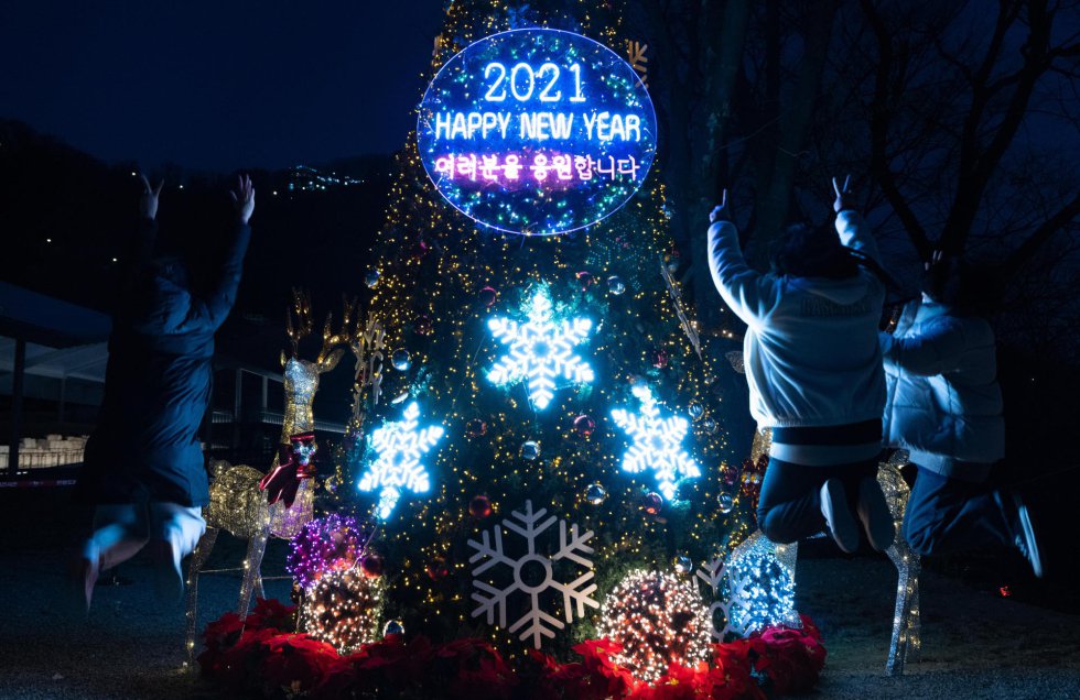Varios jóvenes reunidos en el Monte Namsan de Seúl (Corea del Sur). Varios jóvenes reunidos en el Monte Namsan de Seúl (Corea del Sur).