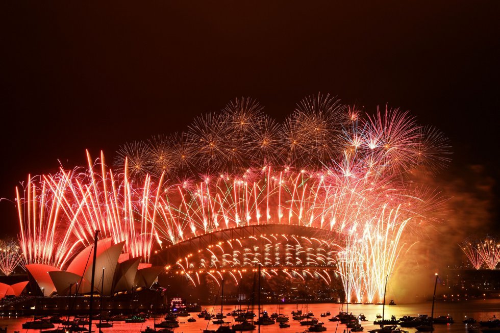 Fuegos artificiales en el icónico Puente Harbour y la Opera House de Sídney (Australia) para celebrar la llegada de 2021. Fuegos artificiales en el icónico Puente Harbour y la Opera House de Sídney (Australia) para celebrar la llegada de 2021.