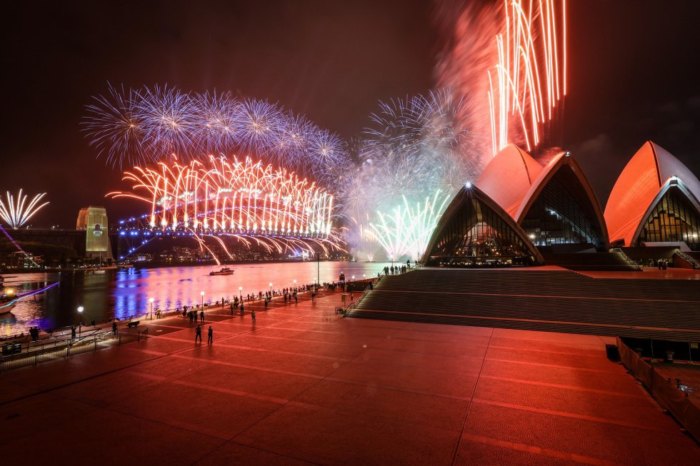 Fuegos artificiales para celebrar la Nochevieja sobre el Puente de la Bahía de Sídney. Fuegos artificiales para celebrar la Nochevieja sobre el Puente de la Bahía de Sídney.