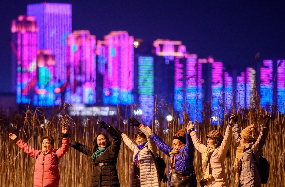 Un grupo de mujeres posan para hacerse fotos durante las celebraciones de fin de año en Wuhan (China). Un grupo de mujeres posan para hacerse fotos durante las celebraciones de fin de año en Wuhan (China).