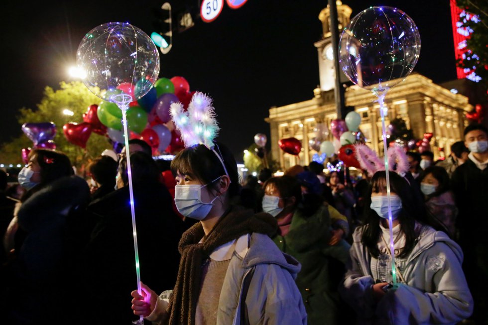 Una mujer sostiene un globo durante las celebraciones de fin de año en Wuhan (China). Una mujer sostiene un globo durante las celebraciones de fin de año en Wuhan (China).
