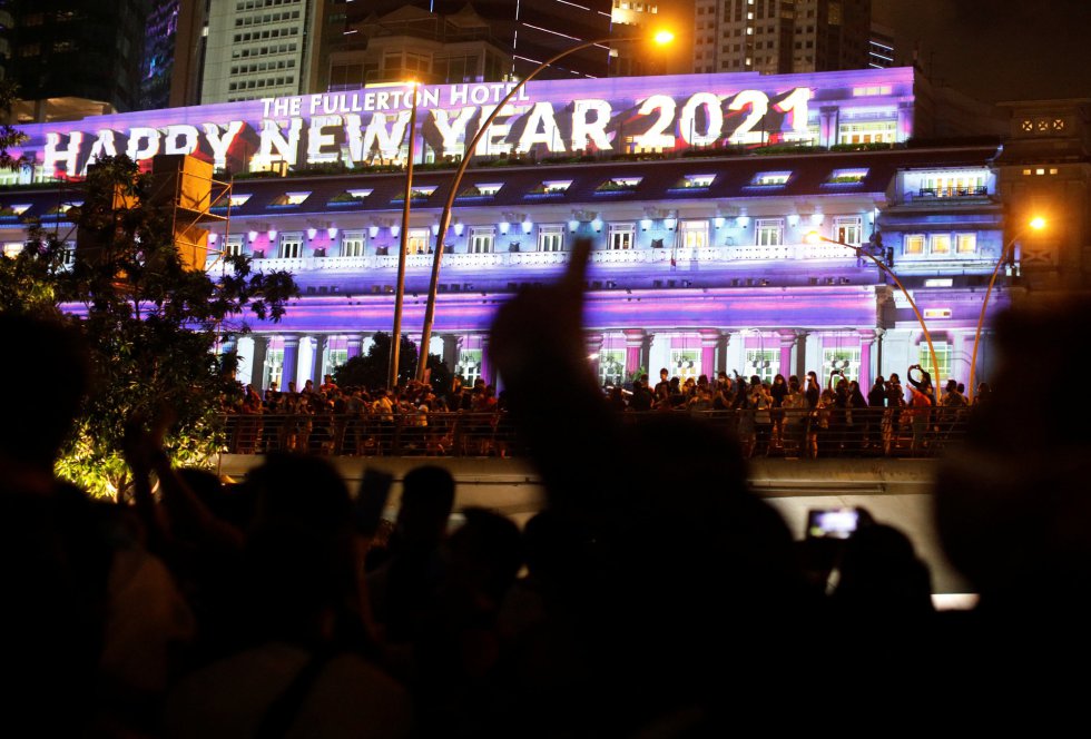 Tras la cancelación de los fuegos artificiales, muchos ciudadanos de Singapur se han acercado a ver el espectáculo de luces de Marina Bay. Tras la cancelación de los fuegos artificiales, muchos ciudadanos de Singapur se han acercado a ver el espectáculo de luces de Marina Bay.