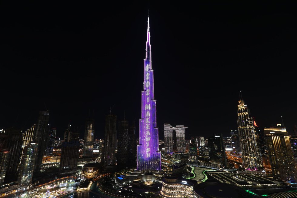 El Burj Khalifa de Dubái (Emiratos Árabes), el edificio más alto del mundo, iluminado para conmemorar la llegada de 2021. El Burj Khalifa de Dubái (Emiratos Árabes), el edificio más alto del mundo, iluminado para conmemorar la llegada de 2021.
