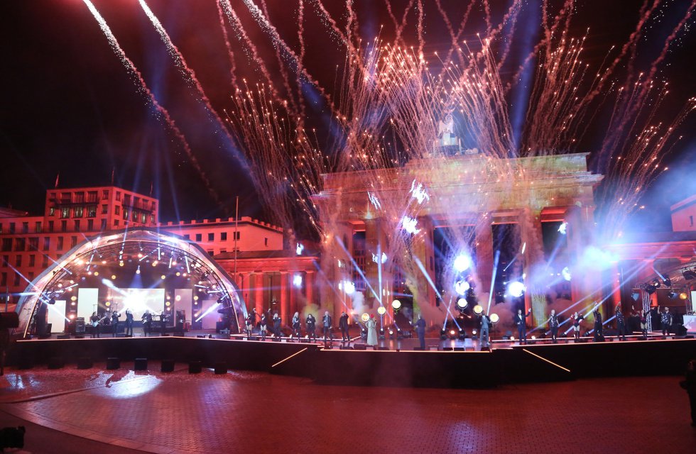 Fuegos artificiales en la Puerta de Brandenburgo de Berlín. Fuegos artificiales en la Puerta de Brandenburgo de Berlín.