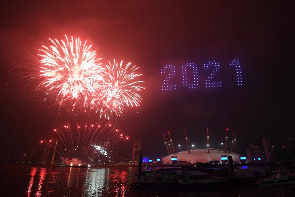 Fuegos artificiales para celebrar el Año Nuevo en Londres. Fuegos artificiales para celebrar el Año Nuevo en Londres.