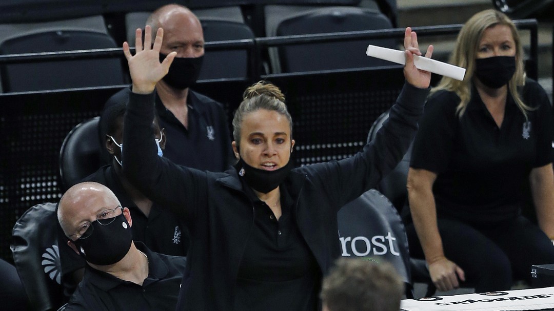 Hammon se convierte en la primera mujer de la historia en dirigir un equipo en un partido de la NBA