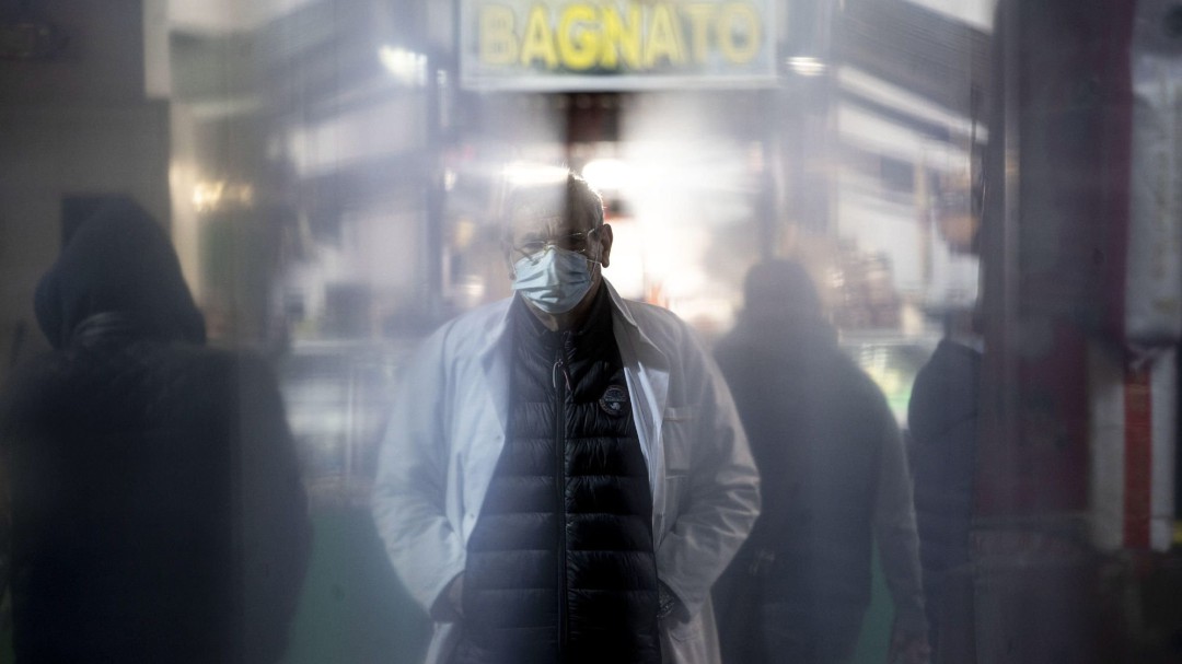 La pandemia de COVID-19 cumple un año con 81 millones de casos y 1,79 millones de muertos