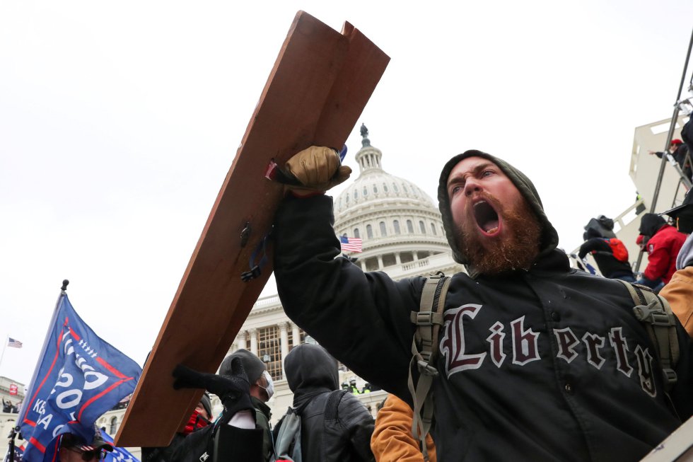Un seguidor de Trump, en la manifestación frente al Capitolio. Un seguidor de Trump, en la manifestación frente al Capitolio.
